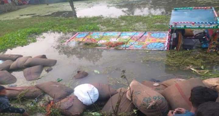 চাঁপাইনবাবগঞ্জে ধানবোঝাই ভটভটি উল্টে নিহত ৯