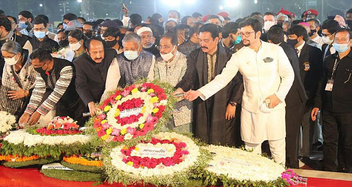 একুশের প্রথম প্রহরে শহীদ মিনারে সর্বস্তরের মানুষের শ্রদ্ধা