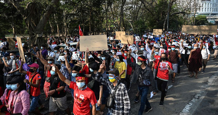 উত্তাল মিয়ানমার, বিক্ষোভে যোগ দিলেন ভিক্ষুরাও