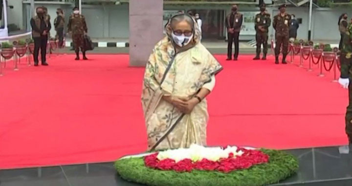 ঐতিহাসিক ৭ মার্চ : বঙ্গবন্ধুর প্রতিকৃতিতে প্রধানমন্ত্রীর শ্রদ্ধা