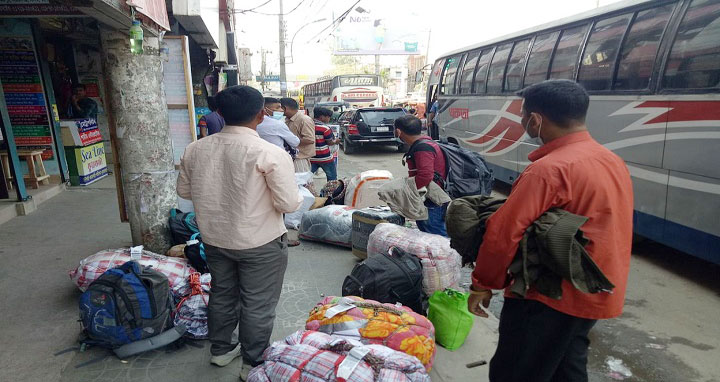 রাজশাহীতে বাস চলাচল বন্ধ, দুর্ভোগে যাত্রীরা