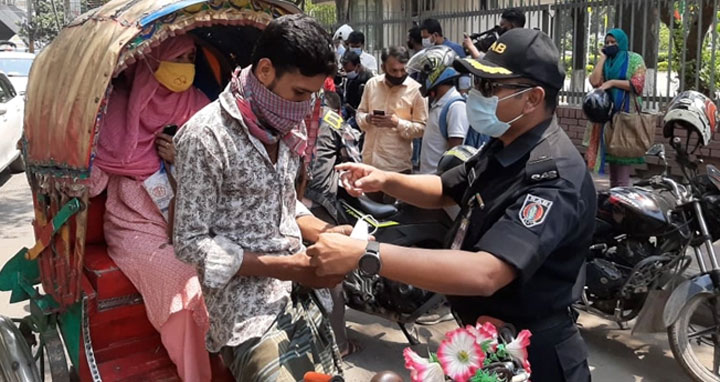 মাস্ক ব্যবহার নিশ্চিতে র‌্যাবের অভিযান, জরিমানা