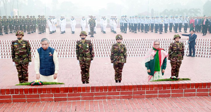 জাতীয় স্মৃতিসৌধে রাষ্ট্রপতি-প্রধানমন্ত্রীর শ্রদ্ধা