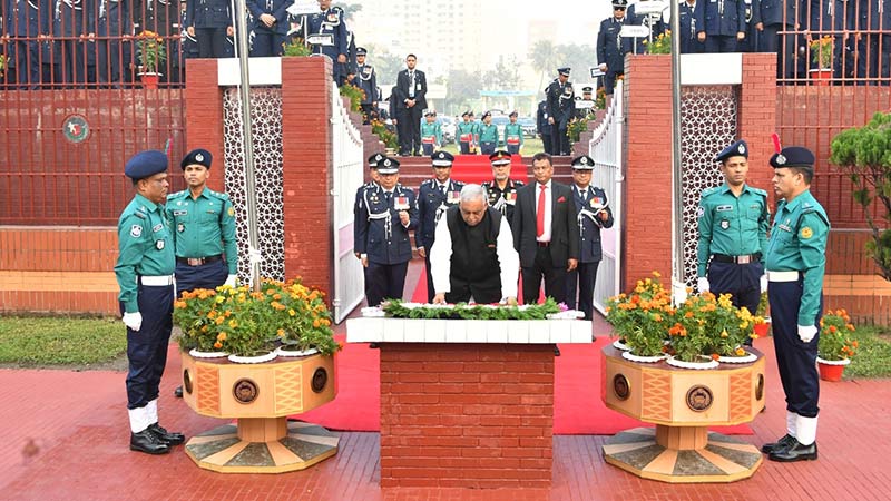 শহীদ পুলিশ সদস্যদের প্রতি স্বরাষ্ট্রমন্ত্রী-আইজিপির শ্রদ্ধা