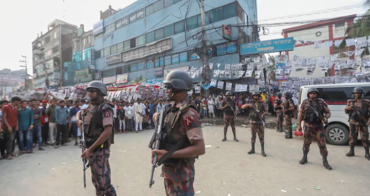 ৮ লাখ ফোর্সের পাহারায় চলছে ভোটগ্রহণ