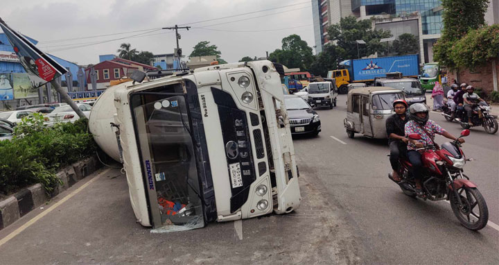 জাহাঙ্গীর গেটে উল্টে গেল লরি