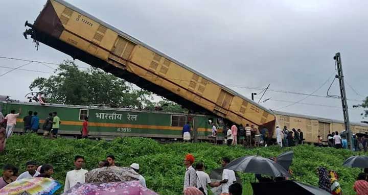 ভারতে ট্রেন দুর্ঘটনায় নিহত বেড়ে ১৫